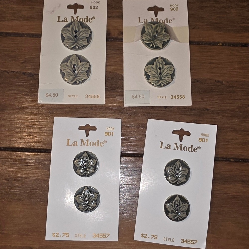 La Mode Buttons Green Maple Leaf Vintage Style 7/8 and 3/4 Inch 4 Cards